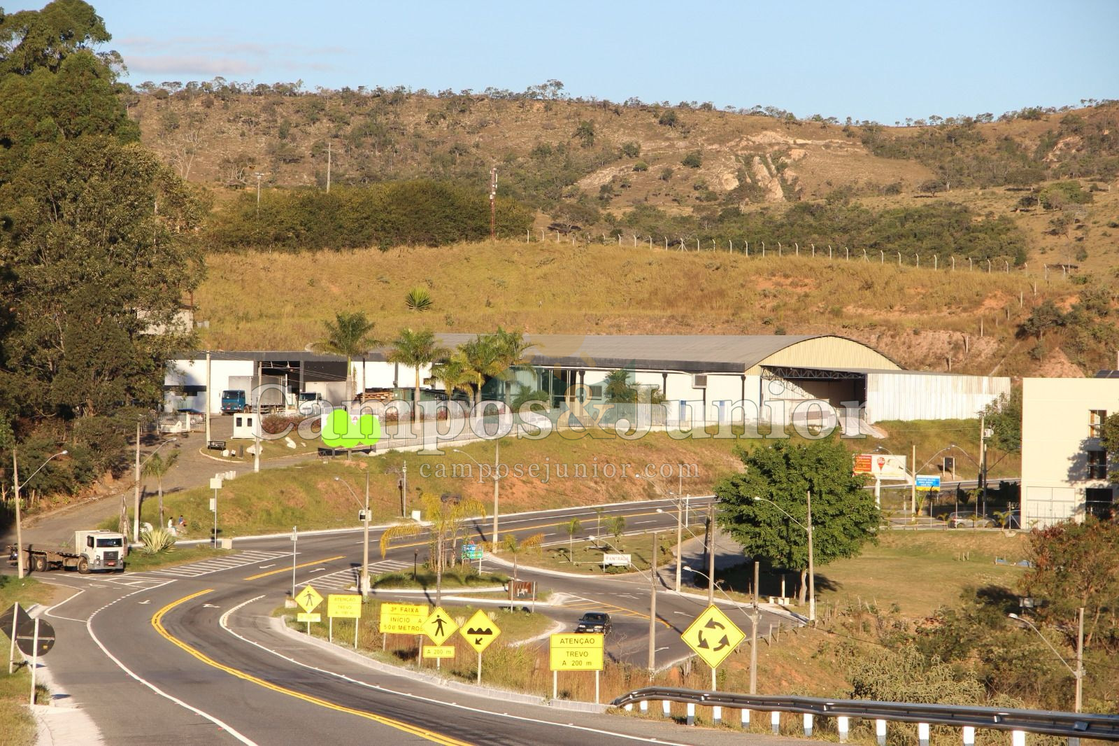 GALPÃO INDUSTRIAL À VENDA EM OLIVEIRA/MG - Estrutura completa para indústria, logística, centros de distribuição e redes supermercadistas.
